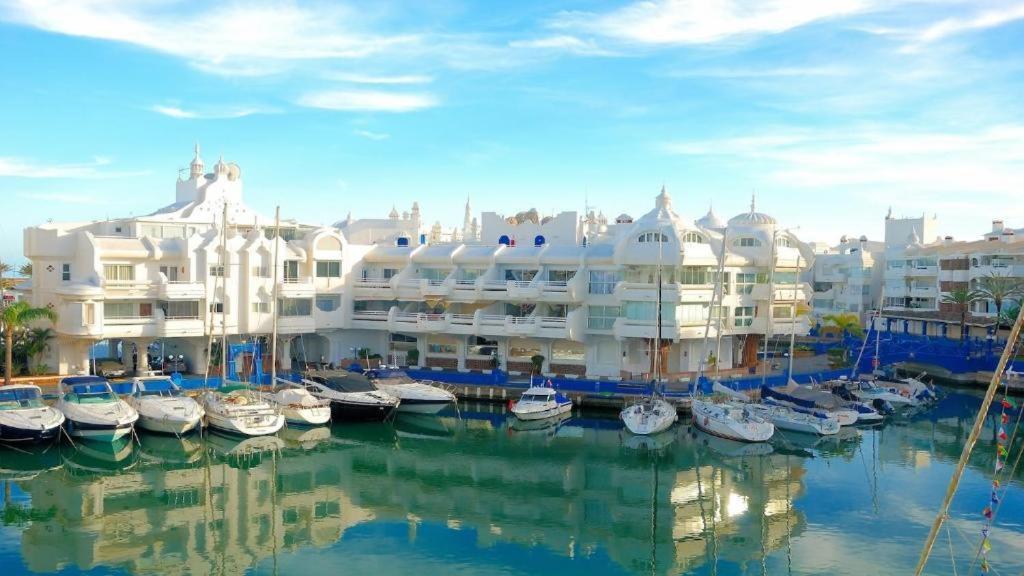 Apartamentos Benalmarina Малага Екстериор снимка